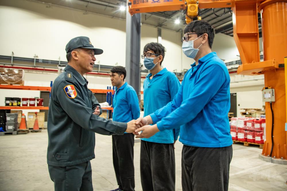 鍾副部長也特別關心廠產線同仁。（軍聞社記者王茗生攝）