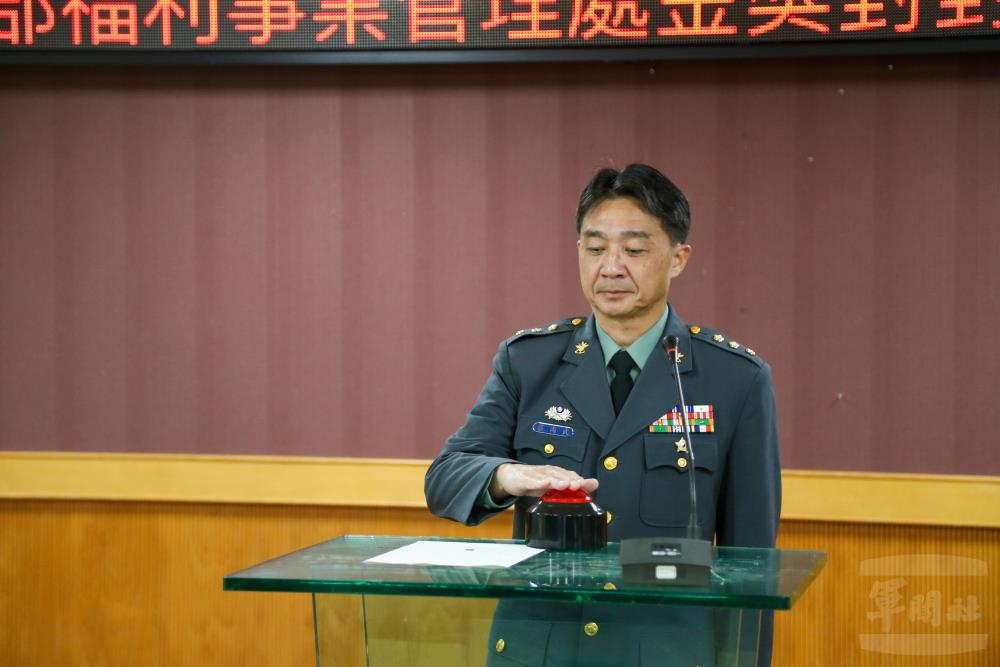 福利處處長蔡上校抽出「秋季風潮好精彩」及「企業敬軍抽好禮」等活動幸運得主。（軍聞社記者侯凱議攝）