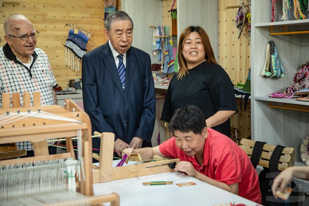 李榮譽理事長關心院生學習環境。（軍聞社記者王茗生攝）