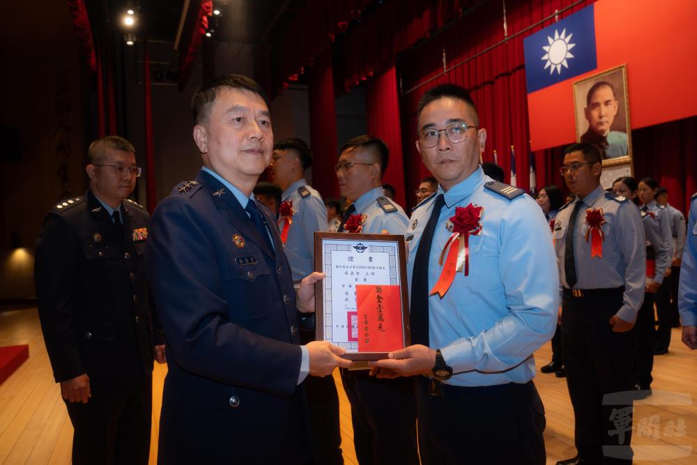 鄭司令頒發證書及獎金。（軍聞攝記者文仁攝）