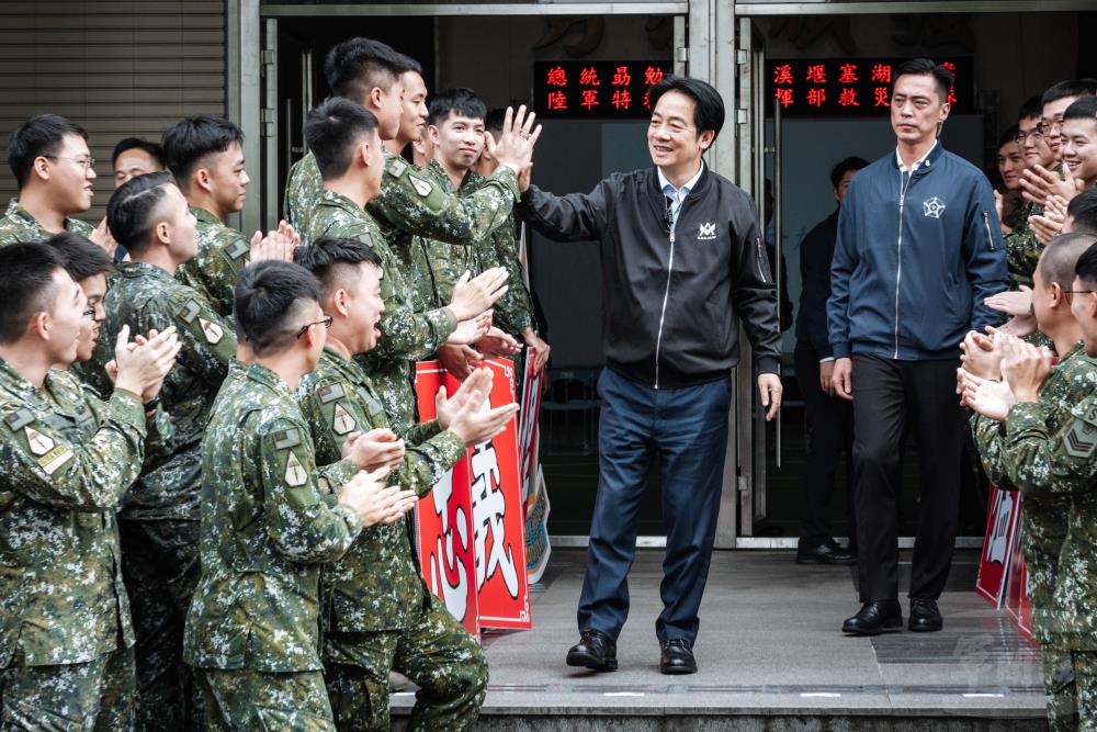 賴總統與官兵互動，鼓舞士氣。（軍聞社記者陳彥樺攝）