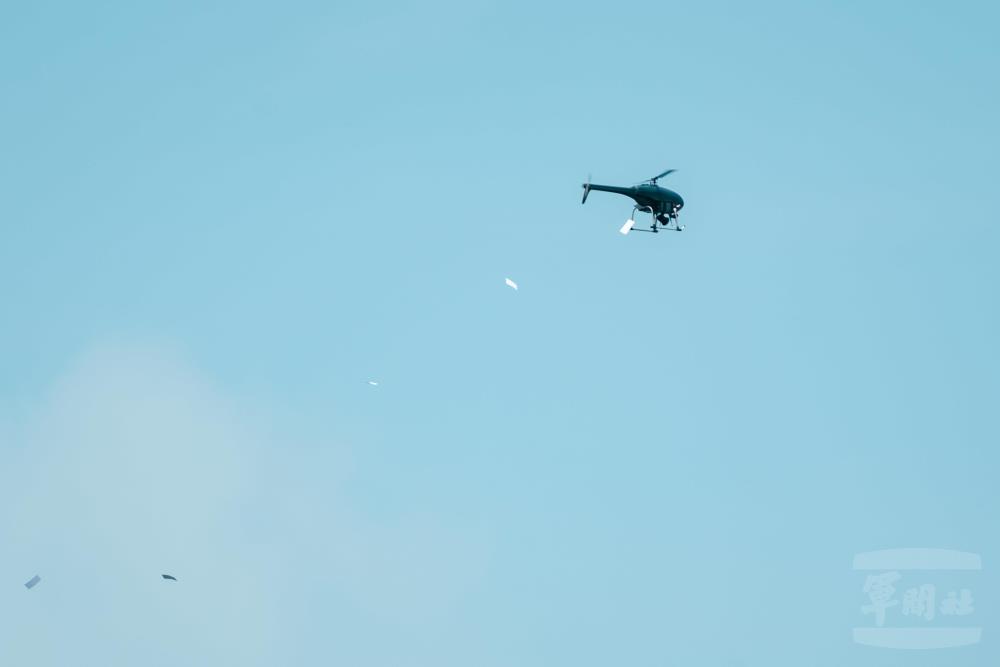 心戰特遣隊以無人機空投大量心戰傳單。（軍聞社記者林庭暉攝）