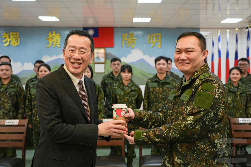 顧部長特別準備溫暖的飲品，犒慰執勤官兵。（軍聞社記者陳軍均攝）