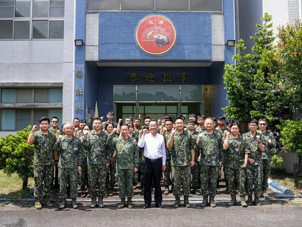 顧部長赴南部慰勉陸空部隊 肯定官兵戮力訓練堅守崗位 顧部長赴南部慰勉陸空部隊 肯定官兵戮力訓練堅守崗位