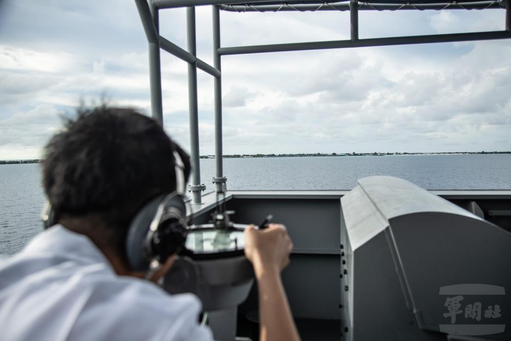 左右舷瞭望官兵觀測海空狀況及周邊船舶動向。（軍聞社記者王茗生攝）