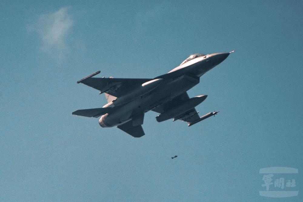 F-16V戰機投擲25磅訓練彈。（軍聞社記者陳傳奇攝）