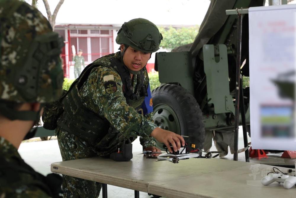 教官以系統化教學課程，使單位官兵能迅速上手、熟悉無人機操作。（陸軍第八軍團提供）
