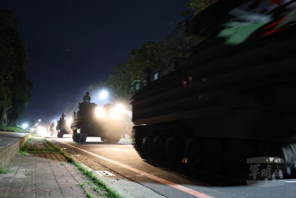 海軍陸戰隊夜間機動。（海軍提供）