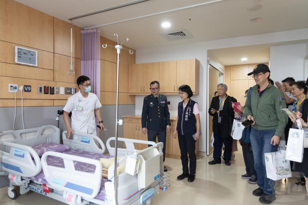 醫護人員介紹急重症大樓病房。（軍聞社記者吳柏融攝）