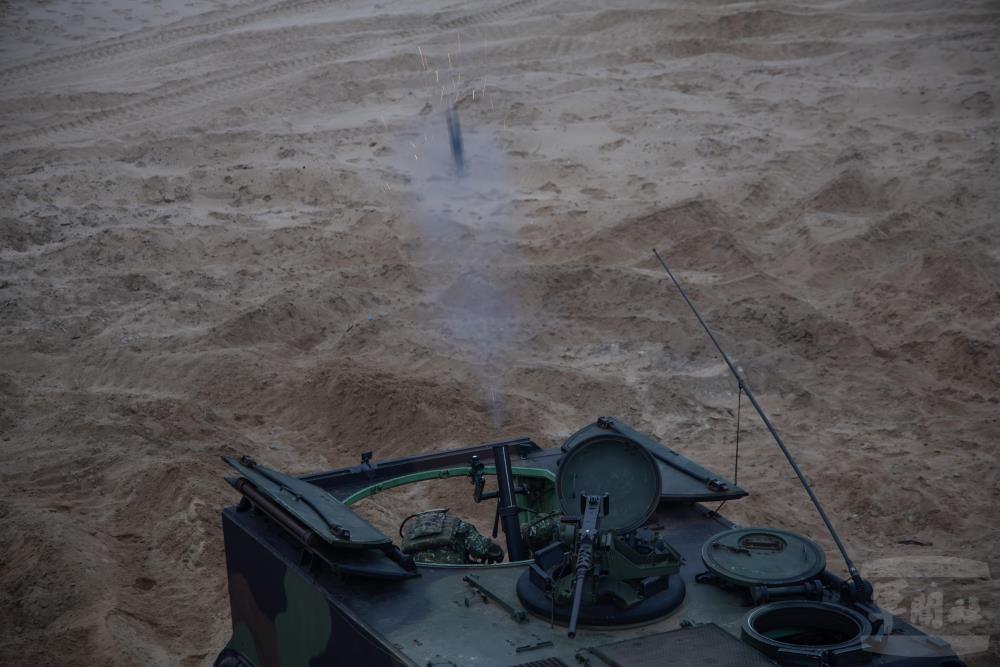 81迫砲射擊。（軍聞社記者吳柏融攝）