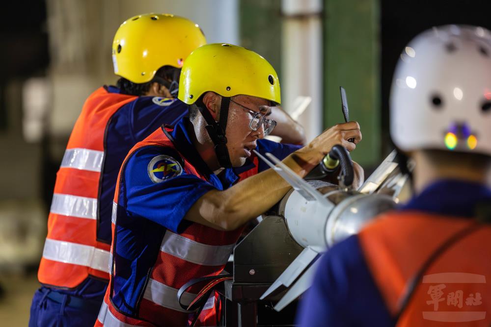 地勤人員實施魔法二型飛彈掛載作業。（軍聞社記者蔡枋澐攝）