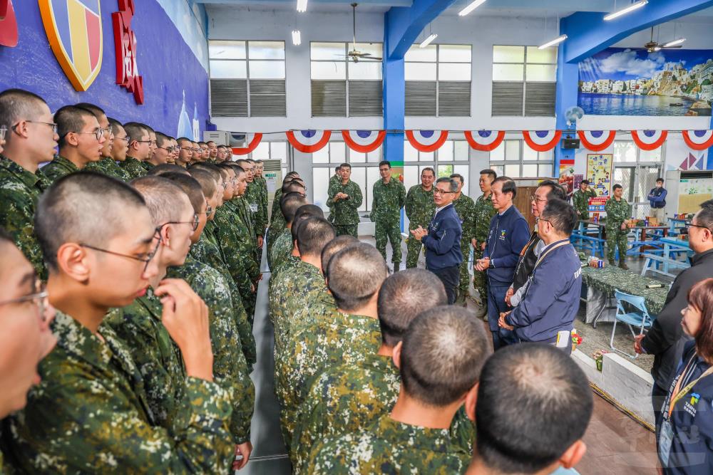 張副市長勉勵役男，利用服役期間鍛鍊身體，建立良好人際關係。（軍聞社記者莊家宏攝）