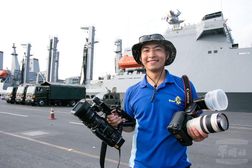 軍聞社的新聞官(士)需要同時拍照及錄影；周昇煒少校在日常的採訪過程中，用鏡頭為官兵說故事。（周昇煒提供）