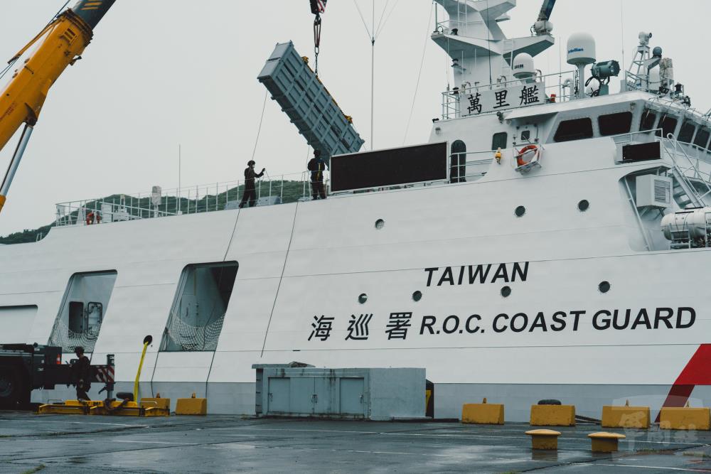 海巡署安平級「萬里艦」進行雄風反艦飛彈掛載。（軍聞社記者陳彥樺攝）