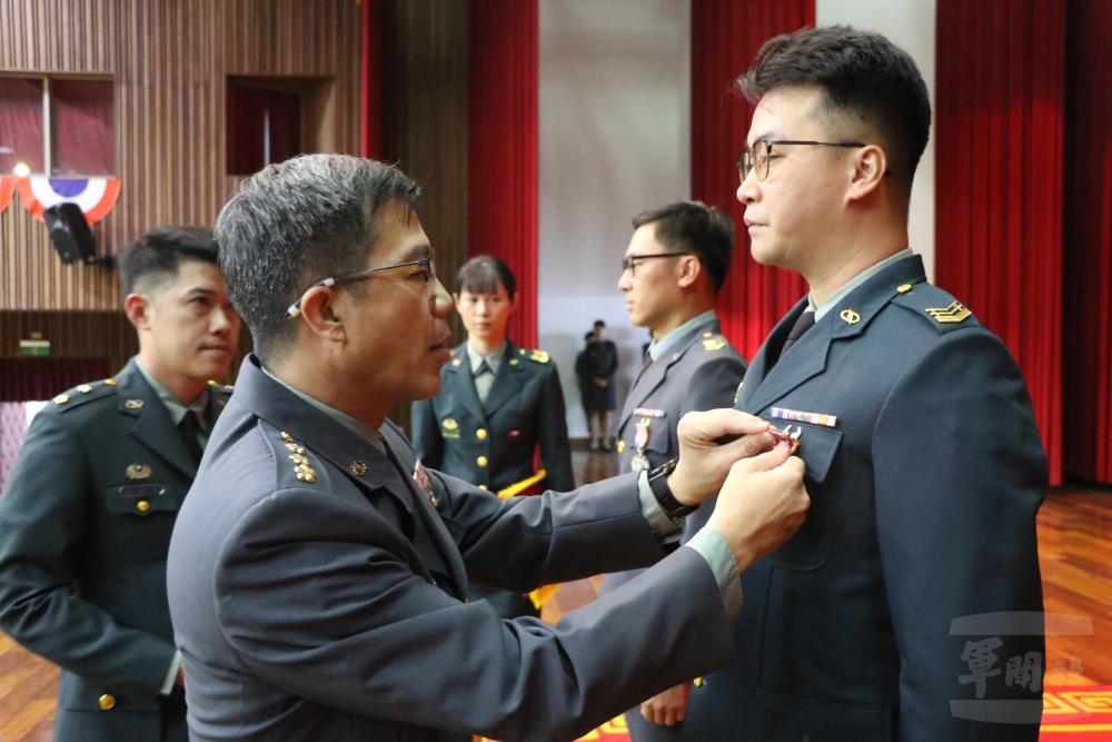 副指揮官夏上校表彰近期任務執行優異單位與人員。（裝訓部提供）