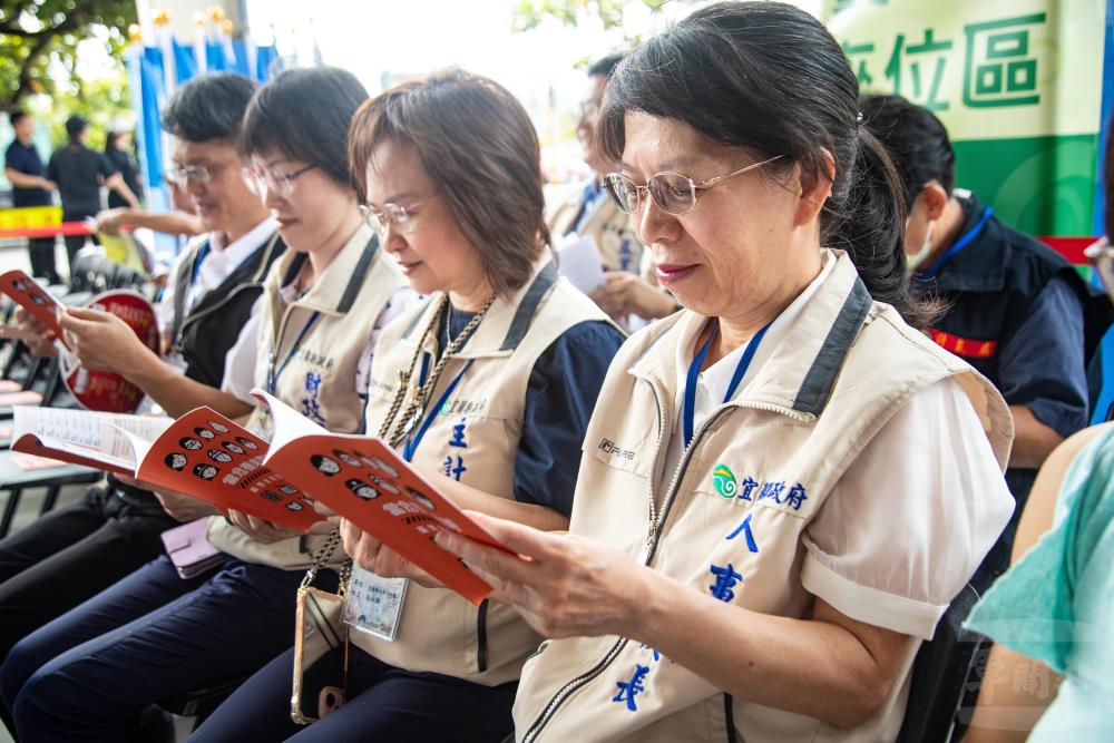 現場翻閱「當危機來臨時：臺灣全民安全指引」手冊。（軍聞社記者王茗生攝）