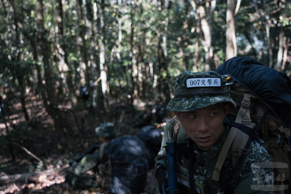 突擊兵學員通過困難地形。（軍聞社記者李恬恬攝）