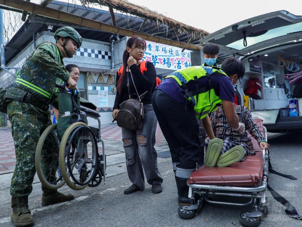 花防部官兵協助居民預防性撤離。(第二作戰區提供) 花防部官兵協助居民預防性撤離。(第二作戰區提供)