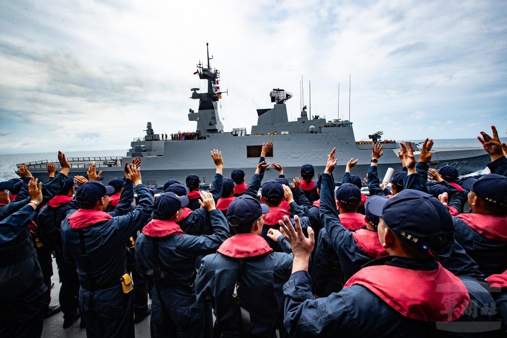 補給艦以廣播播放樂曲，向受補艦致意「艦運昌隆」，官兵站上甲板揮手致意。（軍聞社記者王茗生攝）