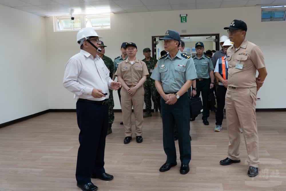 鍾副部長視導海軍馬公基地興安專案執行情形。（軍聞社記者王進福攝）
