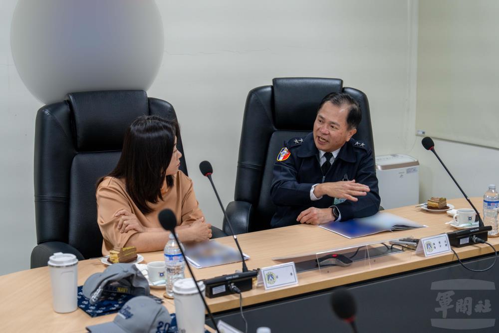 馬召委聽取單位簡報。（軍聞社記者吳冠萱攝）
