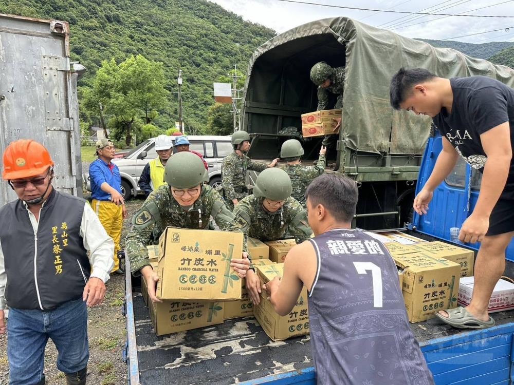 陸軍四支部官兵協助搬運救災物資。（第四作戰區提供）