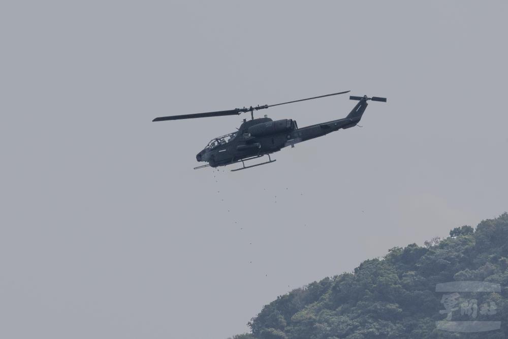陸航602旅AH-1W攻擊直升機射擊20機砲。（軍聞社記者林澤廷攝）