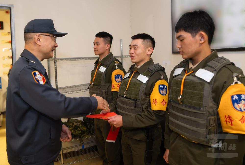 孫主任祝賀官兵新春佳節愉快。（軍聞社記者文仁攝）
