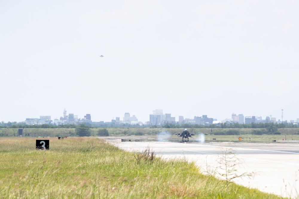 兩架單座F-16 BLK 70戰機先後飛抵臺東志航基地。（軍聞社記者王進福攝）
