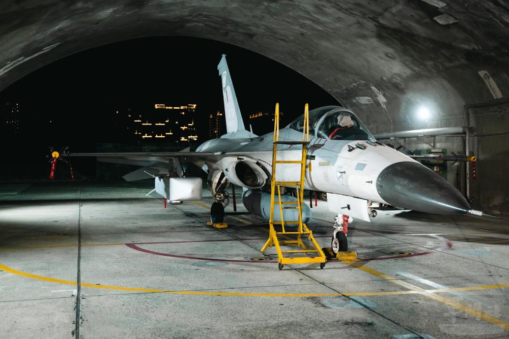 IDF戰機完成彈藥掛載。（軍聞社記者林庭暉攝）