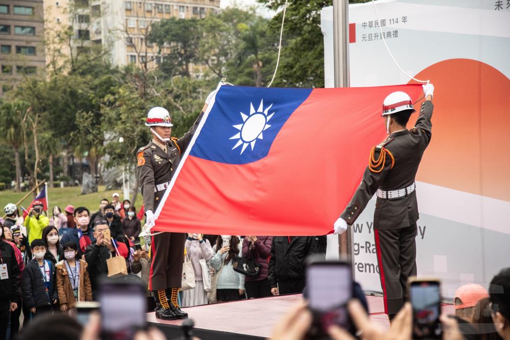 國軍參與高雄市元旦升旗典禮　與國人共同迎新年