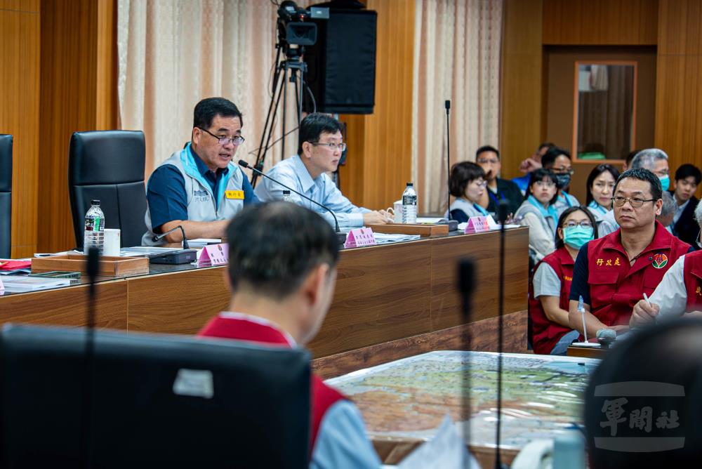 後備指揮部指揮官俞中將任演習統裁部，針對各項狀況予以指導。（軍聞社記者尤昱翔攝）