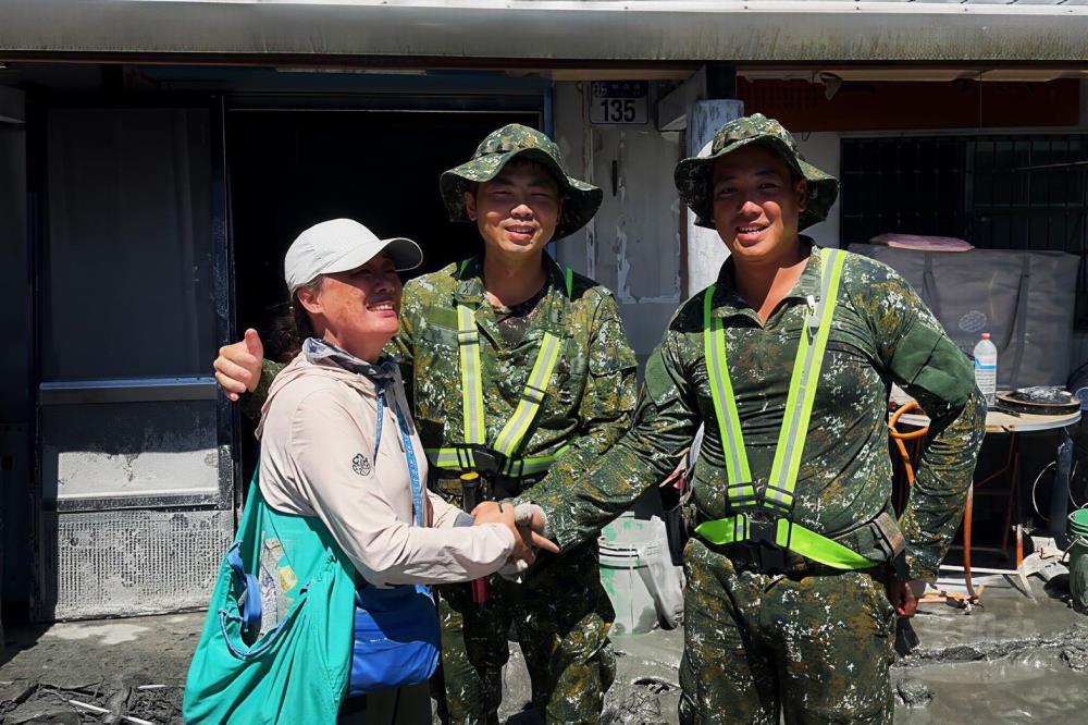 國人的溫暖支持，是國軍官兵堅定守護的最大動力。（陸軍司令部提供）