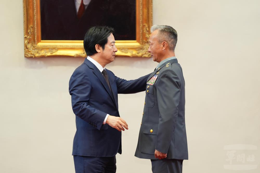 賴總統為邱中將授階。（軍聞社記者陳彥樺攝）
