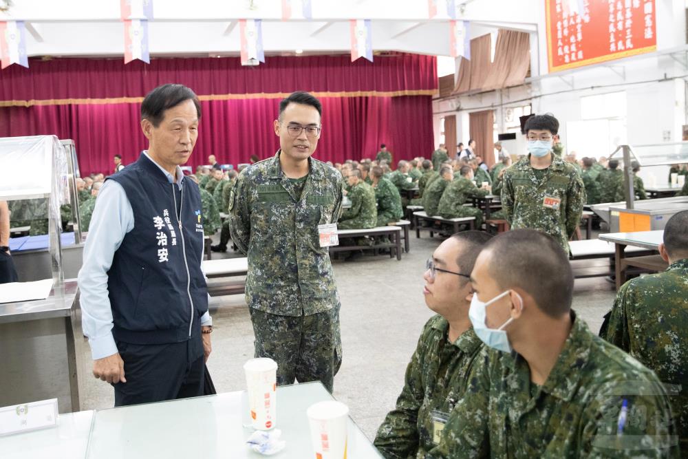 臺北市政府兵役局局長李治安慰勉役男。（軍聞社記者卓以立攝）