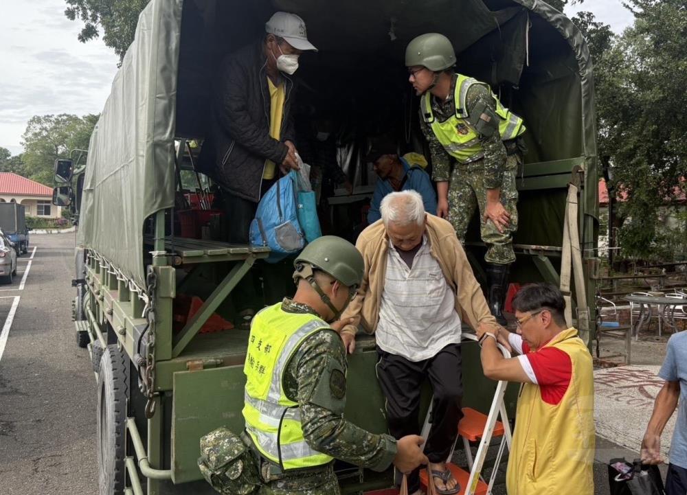 陸軍4支部官兵協助六龜區民眾預防性撤離。（第四作戰區提供）