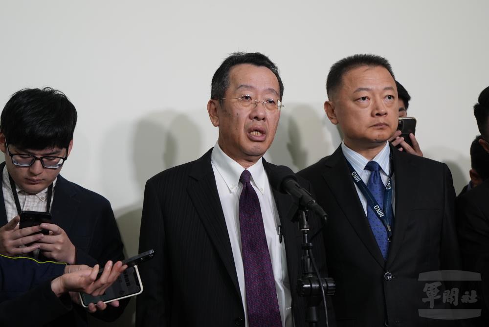 顧部長接受媒體訪問。(軍聞社記者呂尚俞攝) 顧部長接受媒體訪問。(軍聞社記者呂尚俞攝)