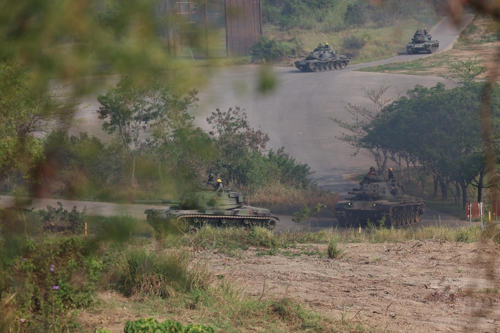 戰車前推至戰術及射擊位置。（軍聞社記者林澤廷攝）