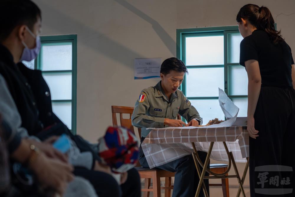 學生以藝術創作形式呈現對自我與人生的思考。（軍聞社記者陳傳奇攝）