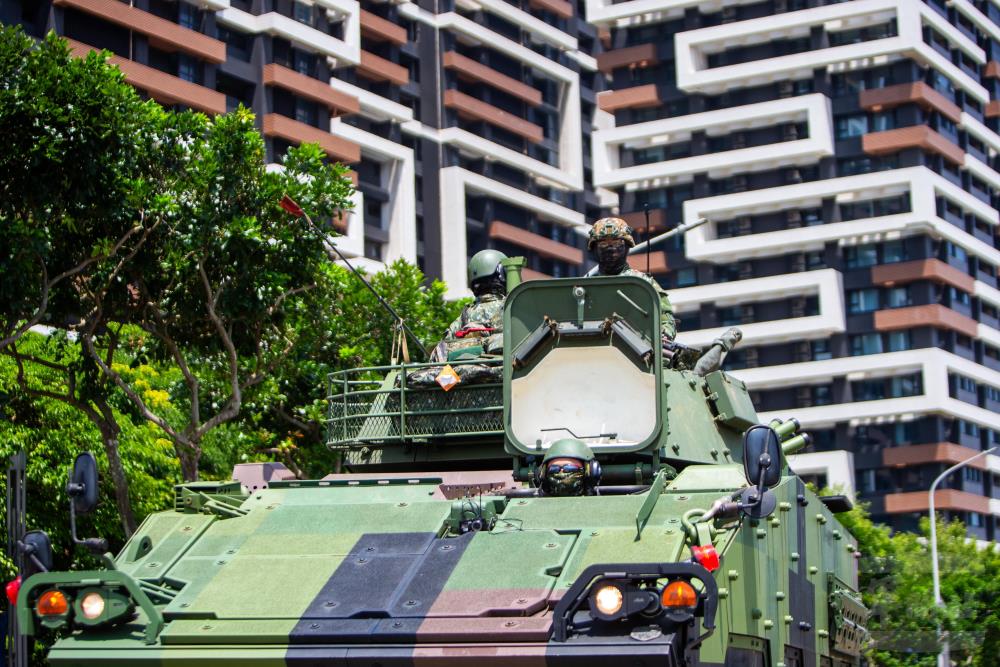部隊於作戰中以雲豹八輪甲車實施機動。（軍聞社記者王進福攝）