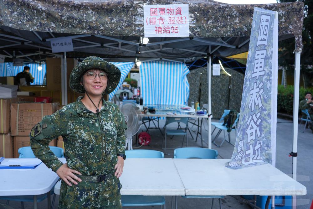 分庫長李少校率同仁為災後復原官兵進行換補作業。（軍聞社記者侯凱議攝）