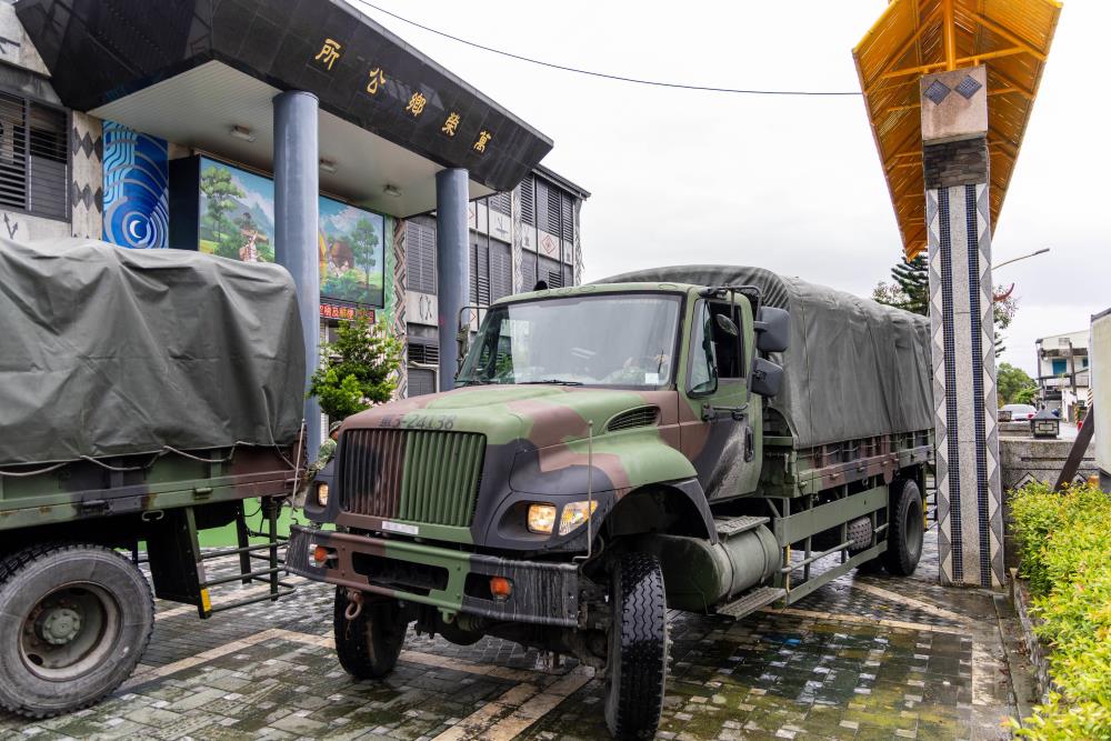 預置兵力前往萬榮鄉公所集結。（軍聞社記者蔡枋澐攝）