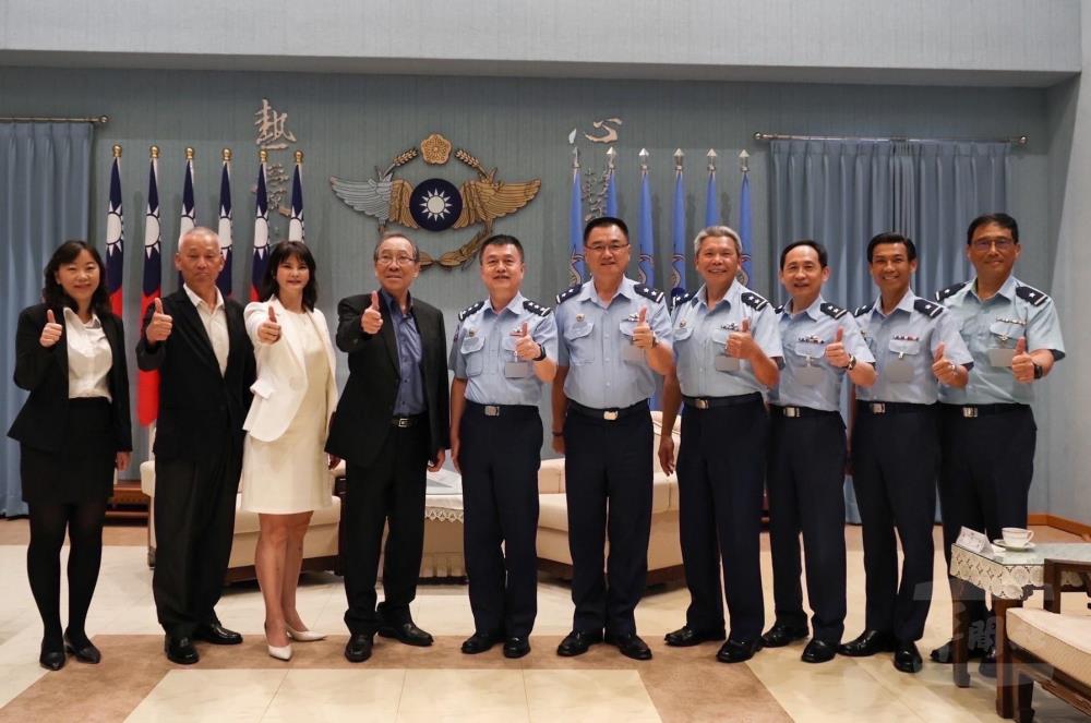 軍友保代敬軍團9日慰訪空軍司令部,傳達社會各界對國軍的關懷與敬意。(青年日報提供) 軍友保代敬軍團9日慰訪空軍司令部,傳達社會各界對國軍的關懷與敬意。(青年日報提供)