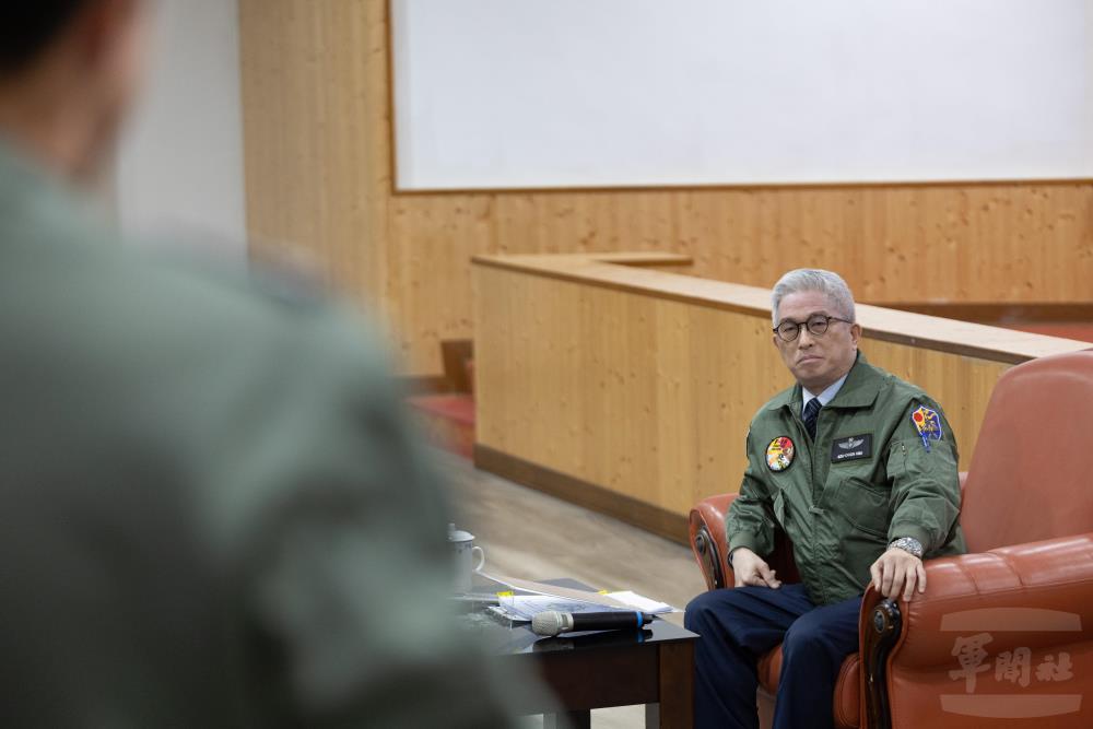 徐副部長傾聽官兵建議，瞭解基層實務需求。（軍聞社記者吳柏融攝）