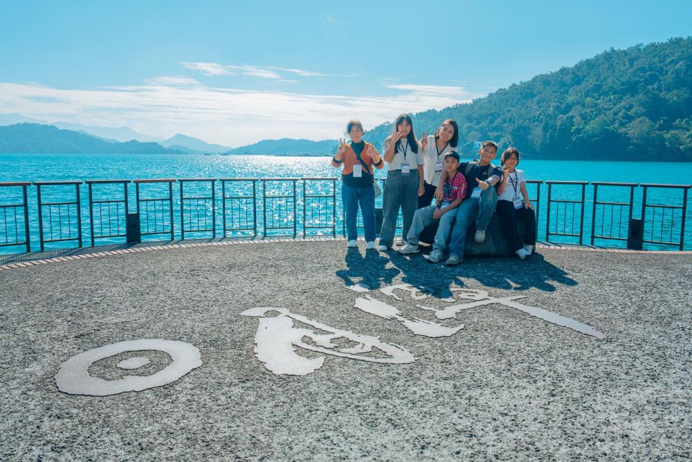 官兵及眷屬騎乘單車沿途欣賞日月潭風景。（軍聞社記者吳冠萱攝）