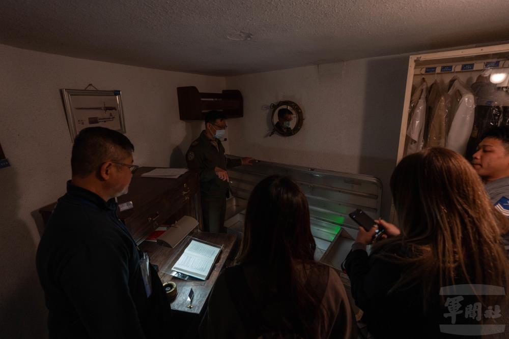 來賓參觀艦長室展區。（軍聞社記者吳東昇攝）