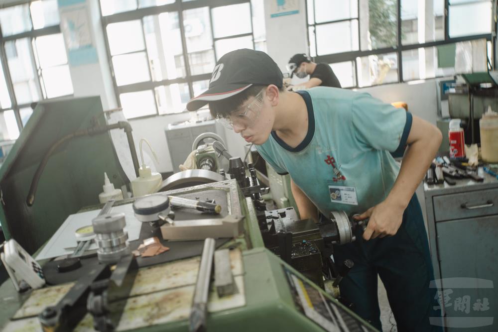 參賽者全神貫注，按照大會規定的設計圖，製作比賽作品。（軍聞社記者呂尚俞攝）
