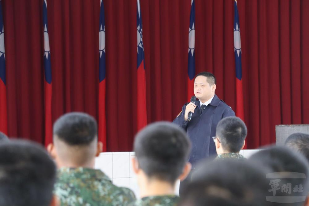 講座內容針對國軍急難貸款、定期存款、儲蓄獎券及投資理財等議題進行詳細說明。（39化學兵群提供）