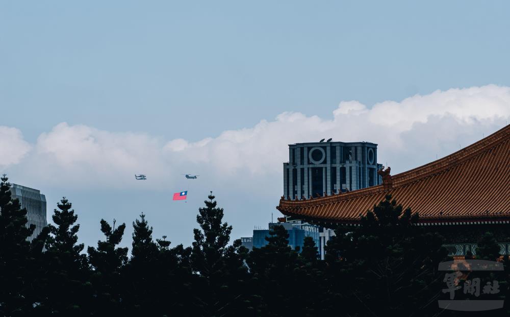 國慶空中兵力國旗機隊進行全兵力預演。（軍聞社記者陳軍均攝）