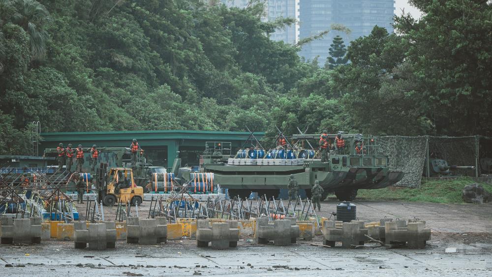 工兵部隊依河道環境調整阻絕設施配置，驗證河道阻絕作業能力。（軍聞社記者陳軍均攝）